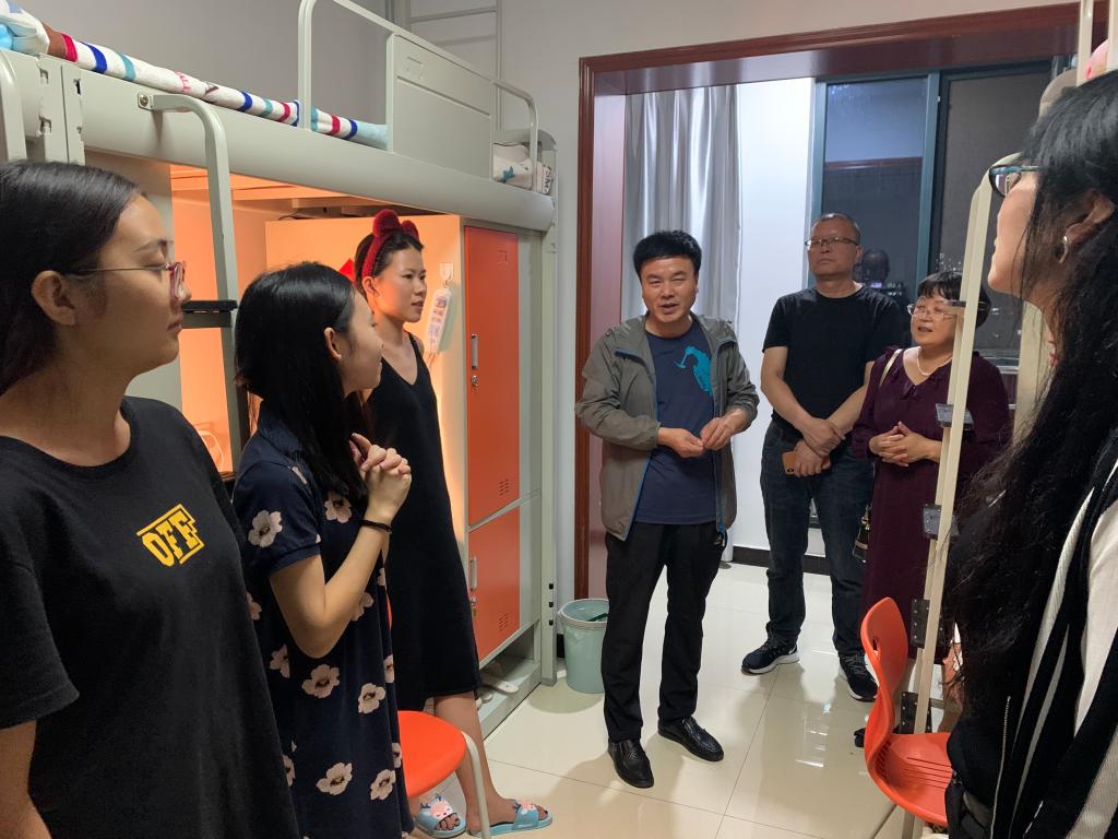 前往宿舍看望新生